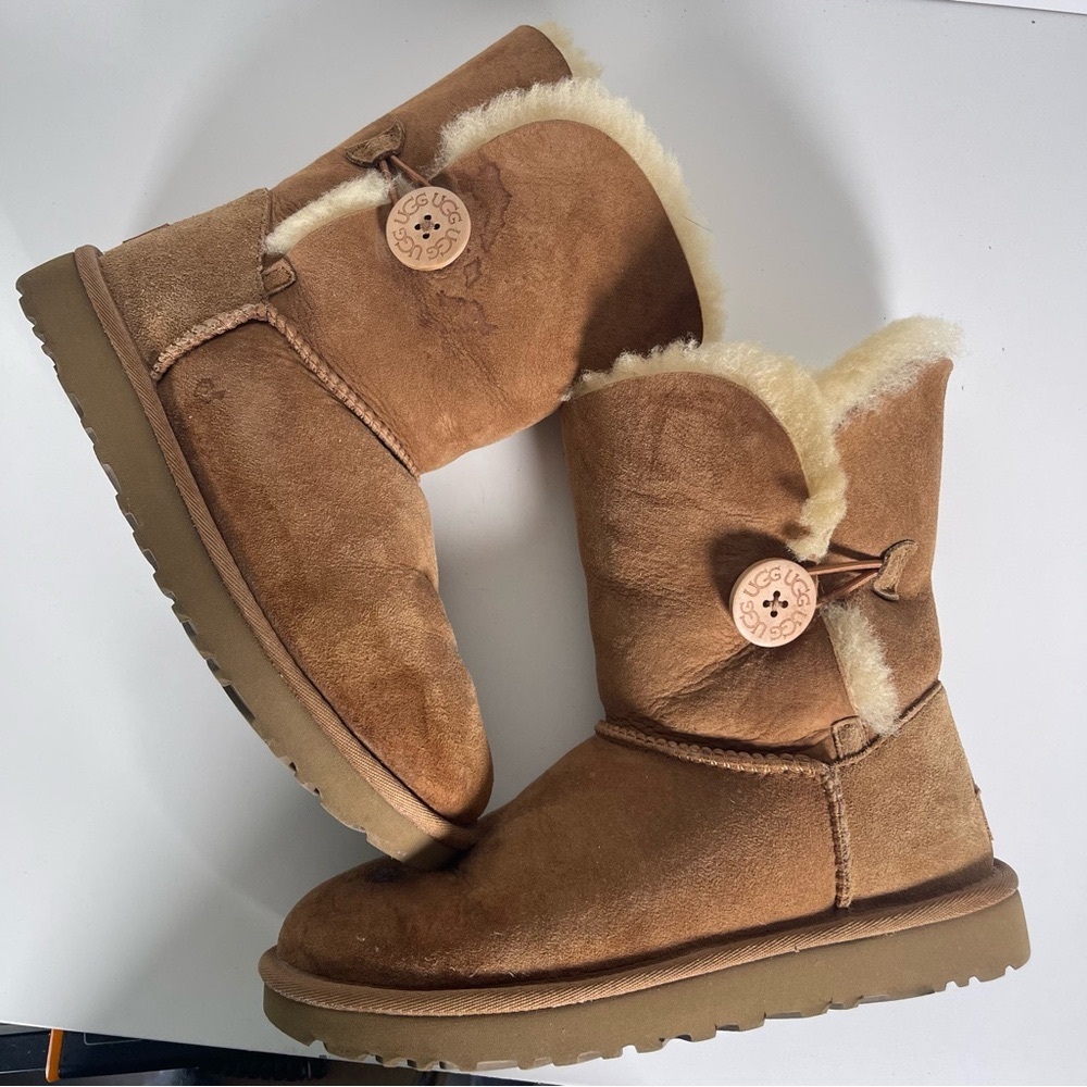 UGG Women’s 7 Bailey Button Chestnut Brown Suede Fur Boots‎